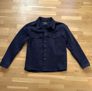 Oscar Jacobson Marinblå Overshirt - Stilren marinblå overshirt i strl 50 perfekt för våren. Sitter som M