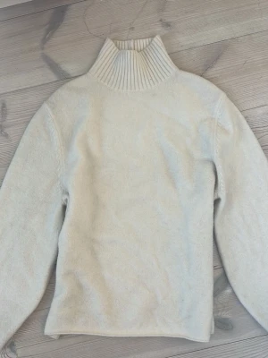 stickad tröja zara - en vit stickad polotröja från zara, storlek S men ganska lång så typ mer M i längden❣️❣️ inga fläckar eller defekter någonstans, skriv för frågor❤️