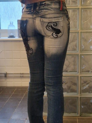 Sygga Crazy Age jeans ⭐️ - Säljer nu mina Crazy Age-jeans med låg midja då de tyvärr har blivit för små… Sparsamt använda och i fint skick! Snygga och bekväma jeans som verkligen sticker ut ☺️ Strl: 36 Midjemått: 34 cm Innerbenslängd: 80 cm