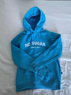 Blå hoodie med tryck  - Blå hoodie/huvtröja i storlek S. Lite lite sliten i halsen (se bild) men inget som märks av 💕