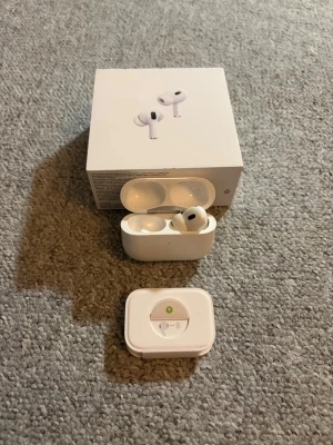 Apple AirPods Pro 2 vita in-ear - Säljer ett par vita Apple AirPods Pro 2 med laddningsetui och originalförpackning. Nypris ca 2100kr. Snygg och kompakt design med silikonproppar för bra passform. Perfekta för musik, poddar och samtal. Trådlösa och smidiga att ta med överallt. Saknas en hörlur dermed det billiga priset! Hör av dig vid minsta intresse. ✨⭐️🎧