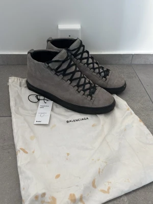 Grå mocka arenas från Balenciaga - Snygga grå arenas i mocka från Balenciaga med svarta sulor och svarta snören. Dustbag och äkthets verifiering kommer med. Mindre missfärgning men inget som syns med skorna på. Skriv vid fler frågor🔥