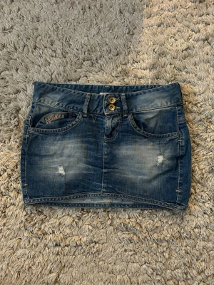 Lågmidjad jeanskjol - Måtten finns bland bilderna, står storlek 26 skulle säga att den är storlek S