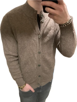 Brun stickad cardigan - Otroligt fin brun stickad cardigan. Passar perfekt nu till våren. Modellen är 180, 75kg. Priset kan såklart diskuteras!