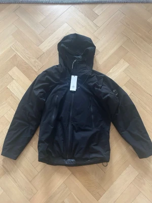 Cp company - svart dunjacka - Cp company jacka - helt ny, aldrig använd, köpt i London. Storlek 52, lappen sitter kvar och extra knappar tillkommer. Pris kan absolut diskuteras.