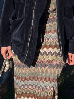 Missoni inspirerat sett - Otroligt fint mönstrat sett inköpt i Italien. Passar xs- m. En top med en lång kjol. Jag är 167 och den går precis ner till fötterna. Figurnära till benen. Jag har stoppat in flärparna på toppen så ser det ut som en superfin klänning. Sidorna på kjolen har slitsar som jag sytt ihop för hand men går jättelätt att sprätta upp. Använt 1-2 ggr