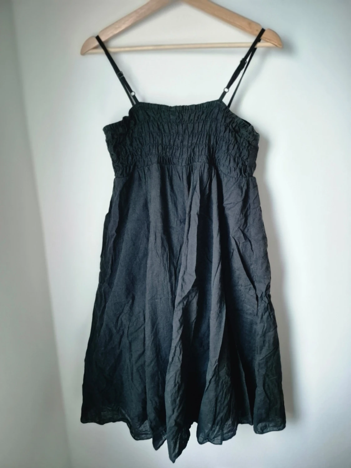 Svart klänning från MQ - justerbara axelband - 3