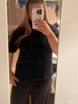 stickad törja - stickad tröja från gina väldigt bra skick 