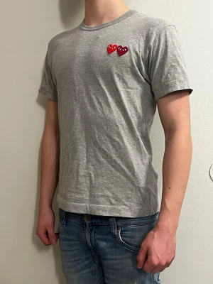 Grå stilren Comme des garçon T-Shirt - Säljer denna eftersom den har blivit för liten för mig | Storlek S och sitter bra på dig som är 165-174 | Nypris cirka 1200, mitt pris 349! Vid funderingar är det bara att fråga!