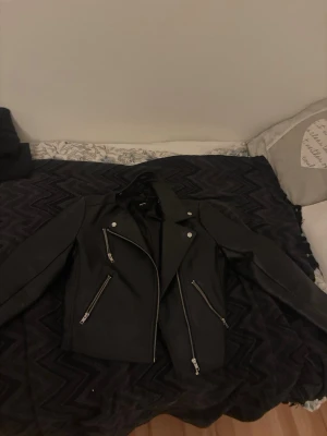 Svart skinnjacka med dragkedjor - Säljer min skinnjacka i storlek M 🥰 Den är så gott som ny passar mig inte längre men superfin