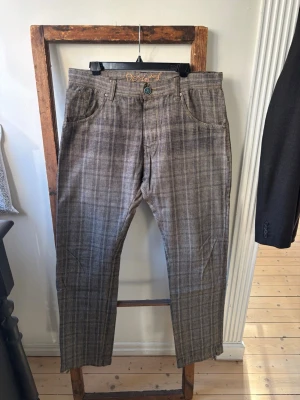 Vintage Desigual herr jeans St 46 - Unika jeans i rak passform från Desigual med unika detaljer. Köpta 2009 i Spanien och går inte längre att få tag i.  Innerbensläng: 85 Midja rakt över: 45 Aldrig använda.