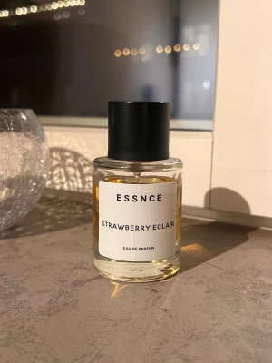 ESSNCE Strawberry Eclair - En parfym med doft av jordgubbsgodis och vanilj. Har förvarats mörkt och svalt i garderob 