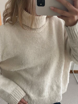 Stickad polo tröja  - Super fin polo tröja, lite nopprig men annars i bra skick