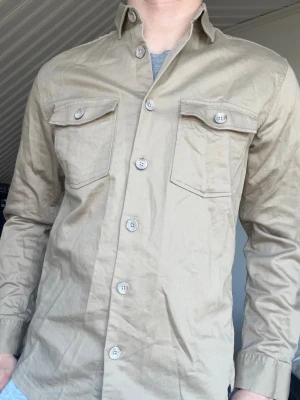 Beige overshirt från Boggi Milano - Säljer denna feta overshirten från boggi Milano🇮🇹nypris ligger på runt 3500kr. Riktigt bra skick utan några defekter👍🏻 Storlek M