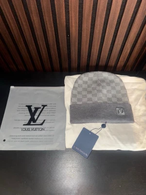 Grå mössa  - Fin mössa i nyskick!, Aldrig använd tag och påse följer med 