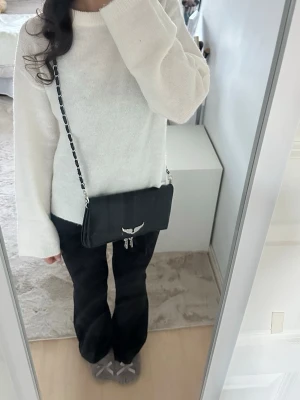 Svart handväska Zadig & Voltaire - Säljer denna snygga väska! Medföljer en lång och en kort kedja samt dustbag☺️