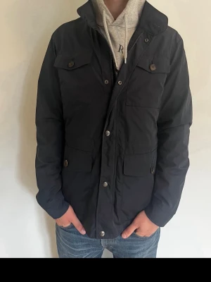 Massimo Dutti Marinblå Fieldjacket: S - Säljer en superfin marinblå fieldjacket ifrån Massimo Dutti. Jackan är lätt fodrad vilket gör den perfekt för våren. Den är i perfekt skick. Den är storlek M men sitter som S (Massimo är små i storlekarna) Hör av er vid yttligare frågor😊