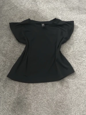 Svart enkel träningströja - Svart träningströja som är för liten