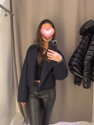 Mörkblå croppad kappa - Säljer en mörkblå, KORT kappa. Kappan har en boxig passform och är tillverkad i ett mjukt tyg som ger en stilren look. Perfekt för dig som gillar trendiga och enkla plagg.