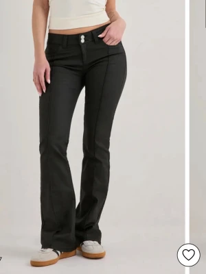 Svarta läder bootcut jeans från Nelly  - Mycket bra skick🩷passar även storlek s