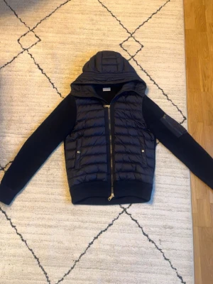  Moncler cardigan  med huva - Moncler cardigan med luva, storlek S men passar mig som är 182, 2022 modell. Mörkblå. Skick 9/10