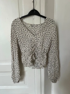 Prickig blus med v-ringning Stradivarius - Supersöt prickig blus från Stradivarius. 