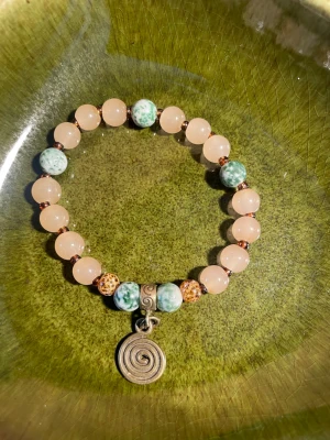 Handgjort armband hippie boho stil med återbrukade pärlor  - 16 cm stretch armband med återbrukade glas och kristallpärlor.