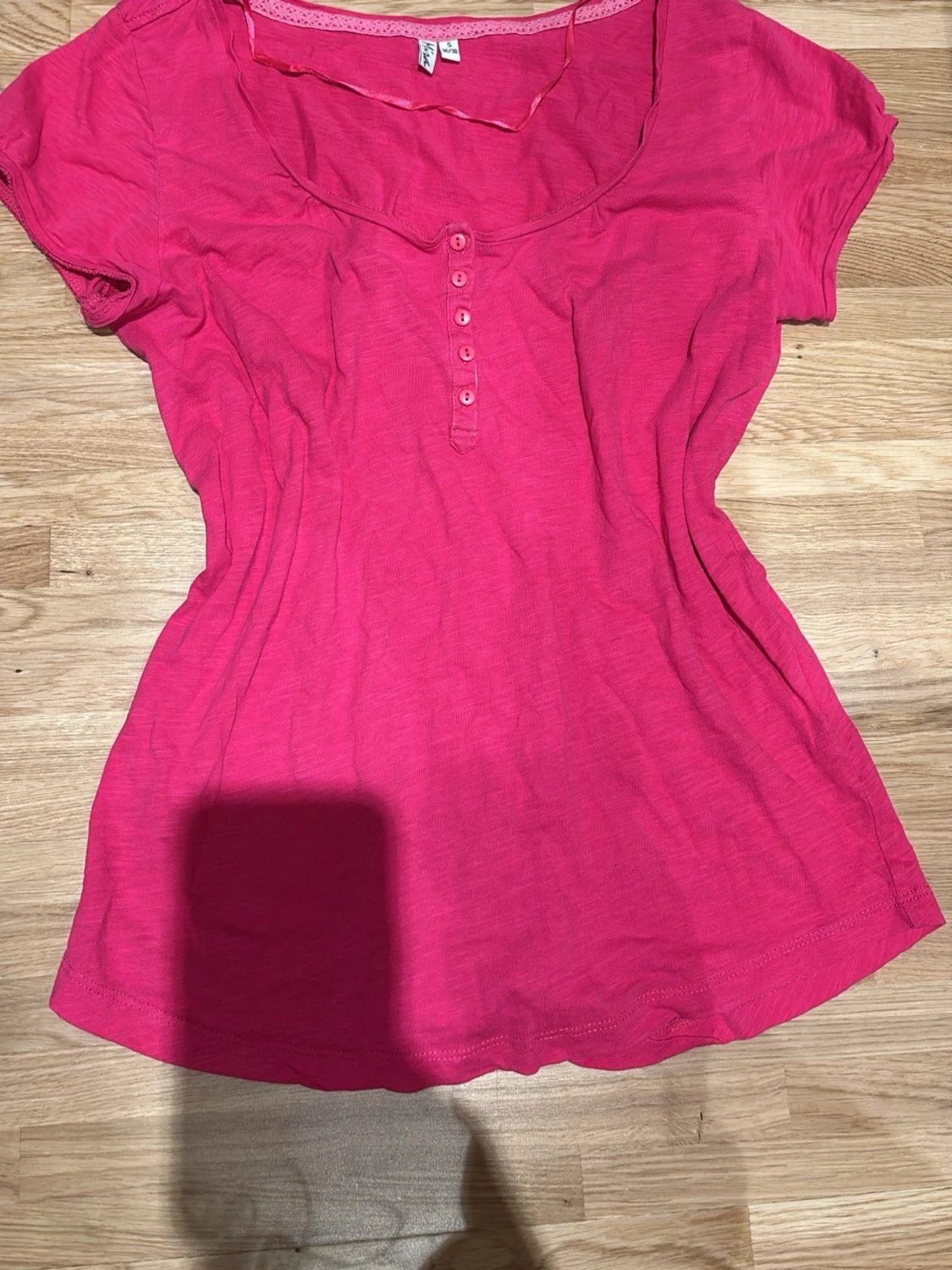 Rosa topp med knappar från Mina