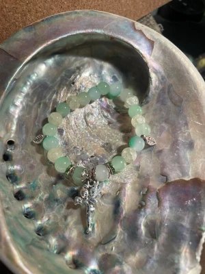 Handgjort Tingeling armband  - Handgjort av mig, stretchig med glaspärlor 