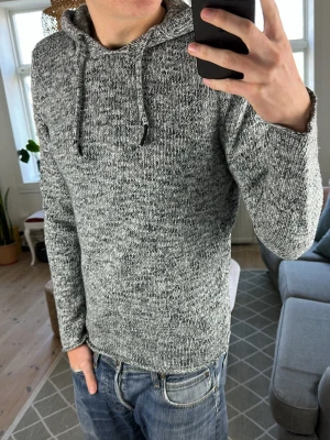 Stickad hoodie grå - Trendig och stilren perfekt nu på våren! Mått: A:51 B:44 C:44 D:63 (cm) Skriv vid fundering! 😇✌️