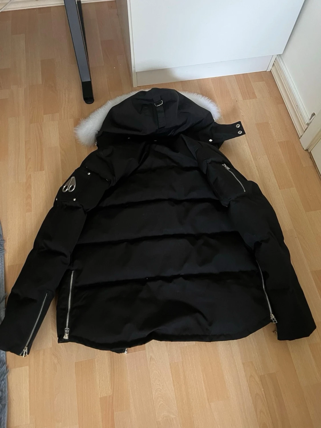 Svart pufferjacka med pälshuva - 1