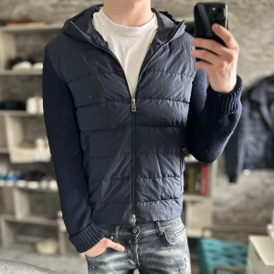 Jil Sander Cardigan - Sjukt snygg och ovanlig🙌 Mycket bra skick, inga defekter! Passar dig som är mellan 183-193cm ungefär. Nypris ca 15 000kr. Storlek 52/L men passar typ M/L. Modellen är 185 cm, 75kg. Passar bra nu till våren! Skriv för mer information!🤝