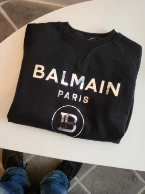 Svart sweatshirt från Balmain Paris - Mycket fint skick som ny. Storlek S. Självklart orginal 