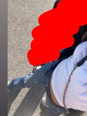 Mörkblå Y2K flare jeans – Grunt strl 24 - Superfina flare/bootcut jeans som tyvärr inte kommer till användning. Hålen är gjorda av mig själv för en mer vintage/Y2K-look.  Storlek: 24 (passar XXS / petite) Passar bra om du är runt 160–165 cm.  Skick: Mycket bra  Skriv gärna vid frågor eller om du vill se fler bilder ❤️ 