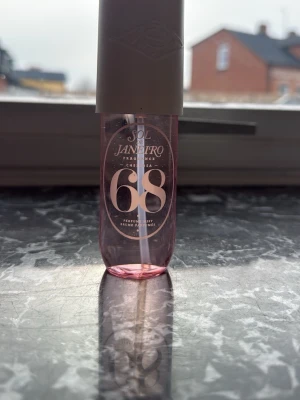 Sol de Janeiro Cheirosa 68 parfym 90 ml - Fräsch parfymmist från Sol de Janeiro i doften Cheirosa 68 (90 ml ).  Flaskan är genomskinlig med rosa ton och har ett stort vitt lock. Perfekt att ha med i väskan för en snabb uppfräschning. Snygg och modern design som sticker ut i badrumshyllan.