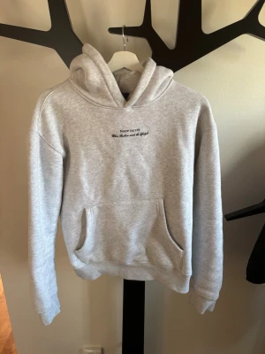 Hoodie notre succés  - Nypris 900 väldigt bra skick