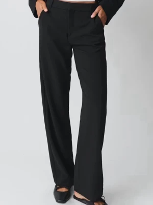 Svarta vida kostymbyxor - Säljer ett par svarta kostymbyxor med låg midja och vida ben. Jag är 168 å dem passar mig super, Skriv om ni vill ha egna bilder!💕