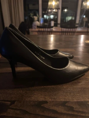 Svarta pumps från XIT - Säljer ett par klackskor ifrån din sko, jätte fina men tyvärr är ena klacken förstörd.