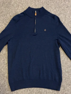 Mörkblå Morris halvzip - Mörkblå half zip från Morris. Tröjan är i superbra skick (9/10). Storlek M. Bara att göra av sig vid minsta fråga eller fundering. Pris går såklart att diskutera 🙌
