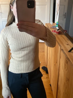 Beige ribbad långärmad tröja - Säljer en beige ribbad långärmad tröja med rund hals. Tröjan är använd bara några få gånger, priser går att diskuteras
