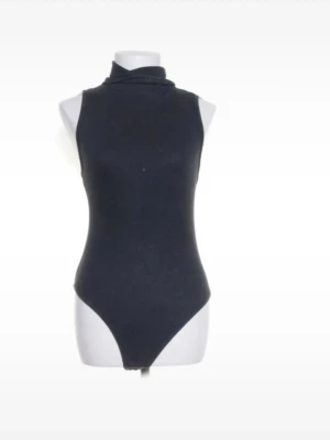 Zara body - Stilren svart grå  body utan ärmar med hög polokrage. Tight passform och klassisk design som ger en snygg siluett. Tillverkad i mjukt stretchigt material för bekväm känsla. Perfekt att matcha med jeans eller kjol. Storlek S ifrån ZARA