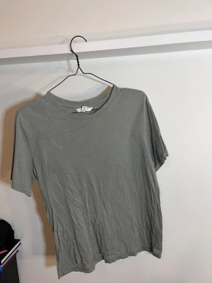 Grön t-shirt M - En enkel grå t-shirt i mjuk bomull med normal passform och rund hals. 