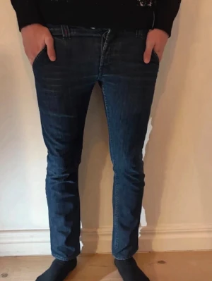 Dondup jeans - Säljer ett par snygga jeans i bra skick. Väldigt skön passform och passar till många outfits. Använda men fortfarande mycket kvar att ge.  Storlek: W30 Skick: Bra skick    Hör av dig vid frågor eller om du vill ha fler bilder. Kan även göra paketpris om du köper flera plagg.