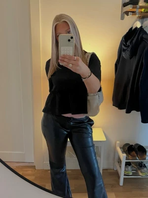 Topp från Gina - Supersöt topp från Gina i strl s. Säljer då den inte kommer till användning, inga defekter💓