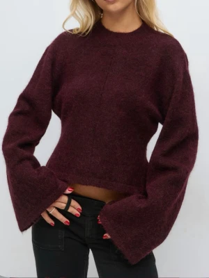 Vinröd stickad tröja - Snygg vinröd stickad tröja med utsvängda armar, den är i storlek xxs men perfekt till någon som har xs och även s också💞