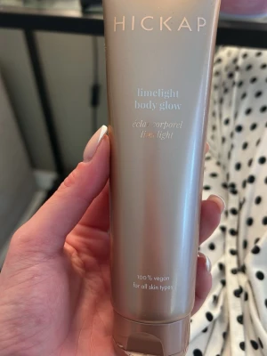 Hickap Limelight Body Glow highlighter - Highlighter för kroppen från Hickap i en lyxig, skimrande beige tub. Limelight Body Glow ger huden en glowig finish och är 100% vegansk. Passar alla hudtyper och har en mjuk, krämig formula som smälter in i huden för en naturlig lyster. Nypris 329kr