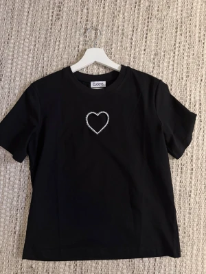 Cloeys heart tshirt  - T-shirt från cloeys med hjärta. Helt oanvänd i storlek xs! 