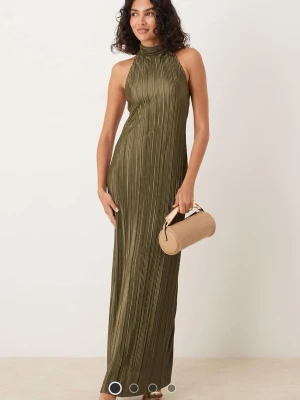 Grön långklänning med öppen rygg asos - Helt oanvänd olivgrön plisserad klänning från ASOS med öppen rygg😍. Hann ej göra en retur därav säljer den. Därav inget konstigt med klänning utan den är helt ny🤗(orginalpris på ASOS 489kr)                                    Säljer både en i storlek S och en storlek XS🩷