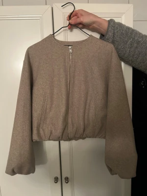 Beige vårjacka  - Den perfekta vårjackan!! Jättefint skick🤍