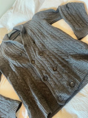 Massimo dutti cardigan - Riktigt snygg dubbelknäppt cardigan från massimo dutti. Tröjan är i storlek M. Tröjan har tre hål på armarna vid armbågarna framför allt, men detta går enkelt att laga hemma.